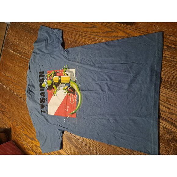 New DuckCo Sairan USA Lizard Scuba Diving Shirt Small Blue Funny Novelty Tee - Picture 2 of 4